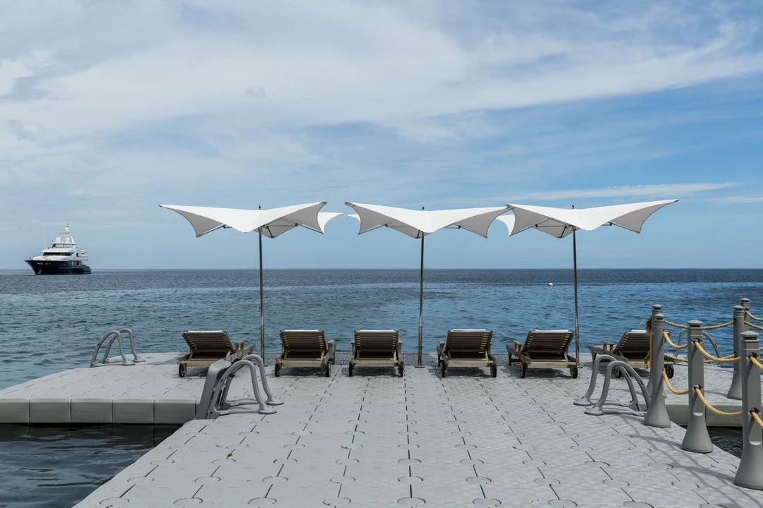 villa-la-belle-helene-candock_8b032e9d-3784-4caa-9863-f9f5b8997ad2 شمسية بحر ستيل لون أبيض بعمود 50 مم وقماش Black Out - الصورة 1